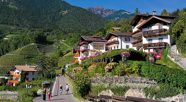 Entlang der Falknerpromenade in Dorf Tirol